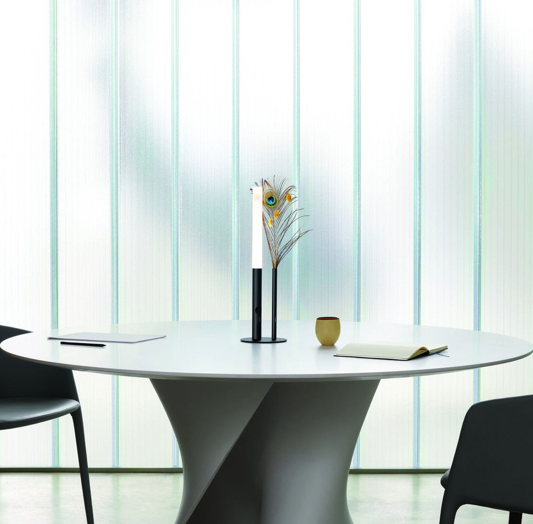Cini &amp; Nils Ognidove zwart lamp op tafel