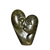 Speksteen beeld van verliefd koppel geliefden in groen hart van steen