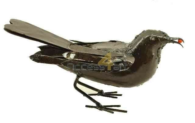 Metalen vogel, merel met bes vogel. Tuinvogel uit Zimbabwe. Birds of Zimbabwe metalen vogels in tuin uit Afrika.
