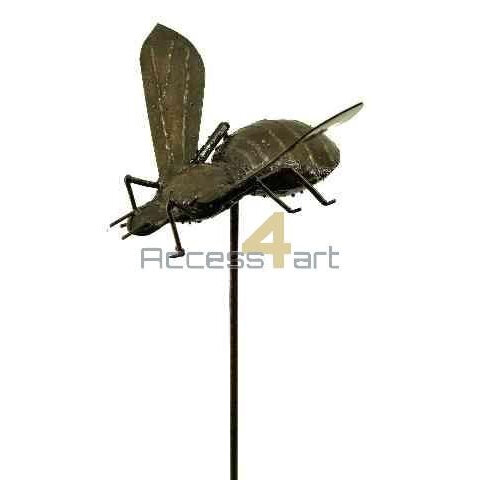Metalen vogel, hommel vogel op stok. Tuinvogel uit Zimbabwe. Birds of Zimbabwe metalen vogels in tuin uit Afrika.