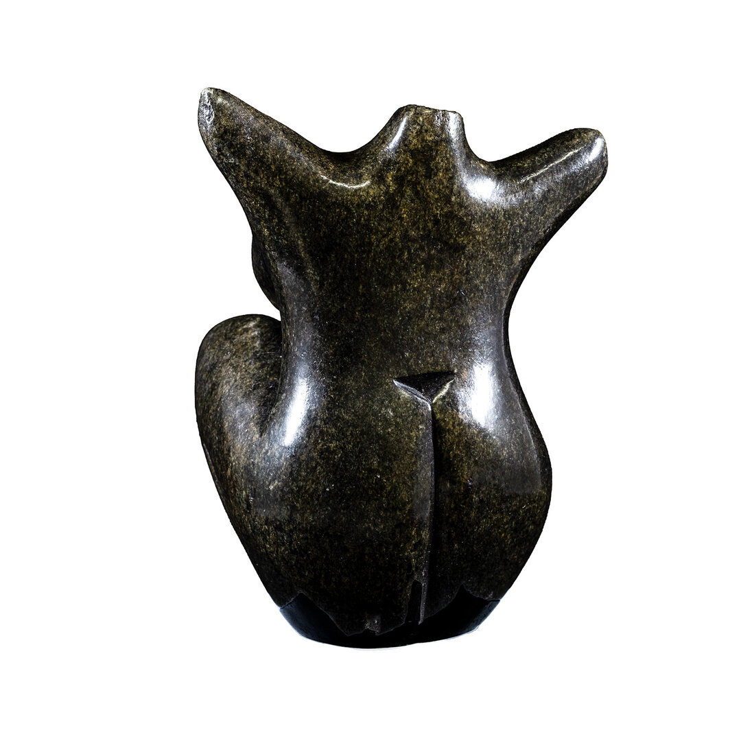 Stenen beeld torso knielend groen. Abstracte kunst van speksteen uit Afrika.