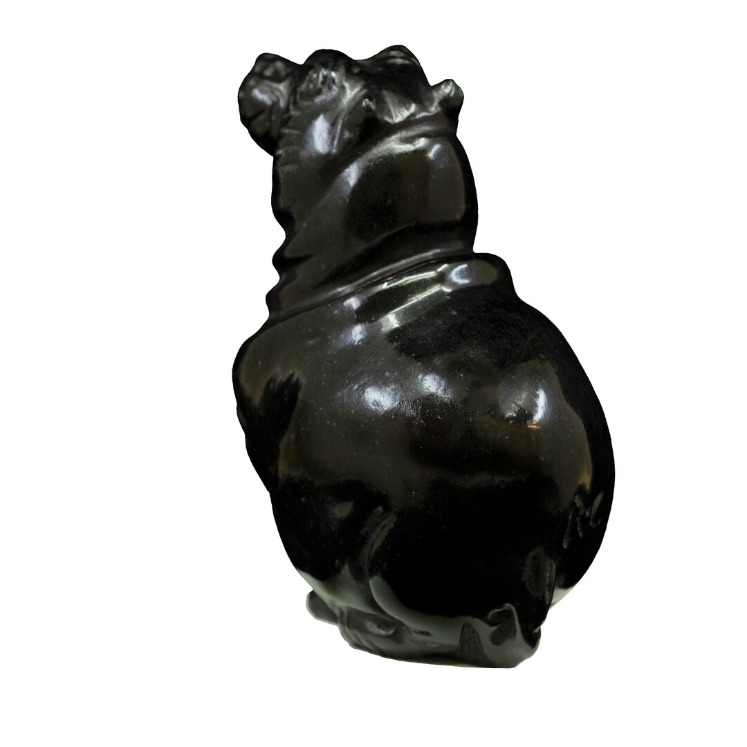 Stenen beeld nijlpaard uit opaalsteen. Zwart nijlpaard beeld voor binnen.
