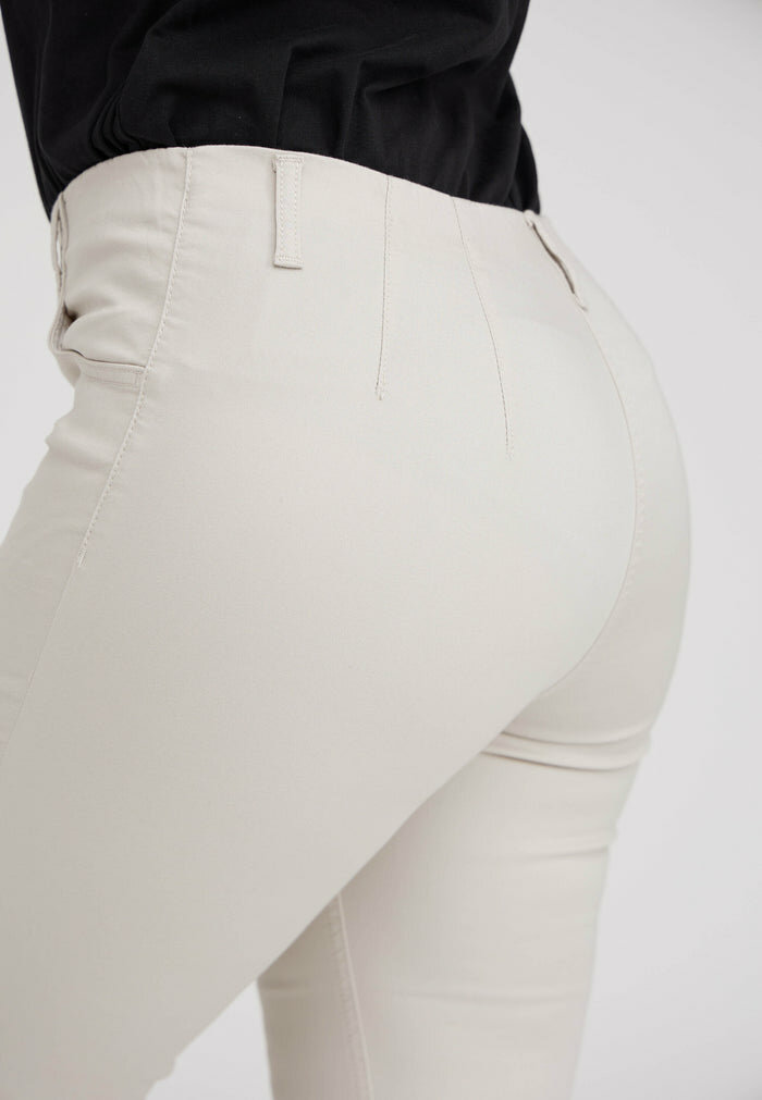 Pantalon Laurie, mod&egrave;le Kelly coton basique beige 100759-25000