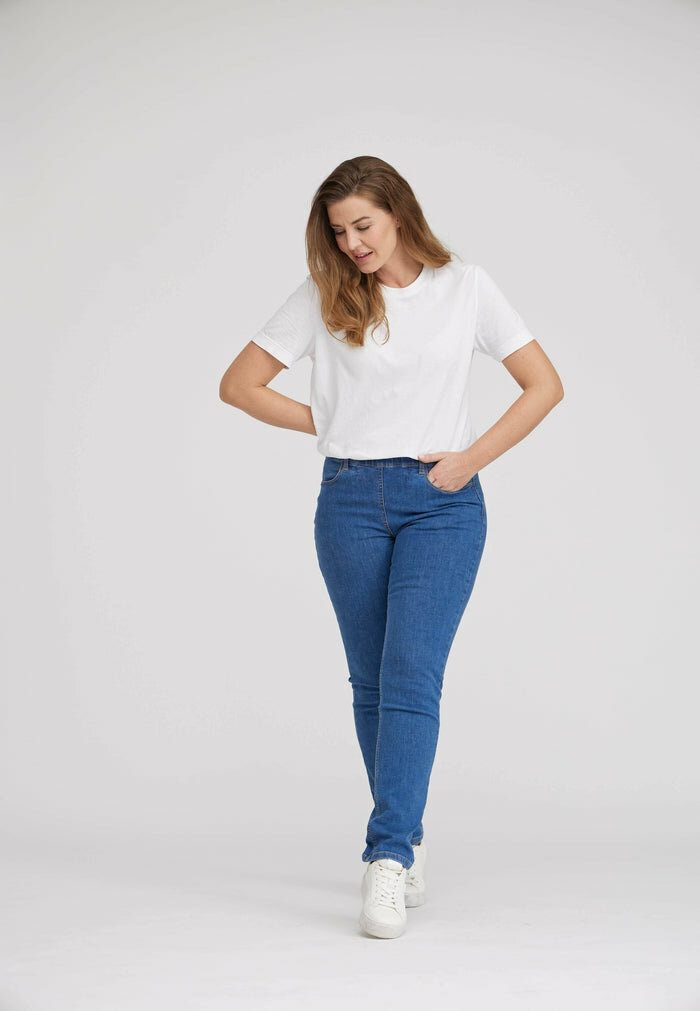 Laurie broek, model Kelly regular medium blue denim 100805-49401