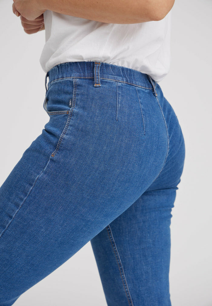 Laurie broek, model Kelly regular medium blue denim 100805-49401