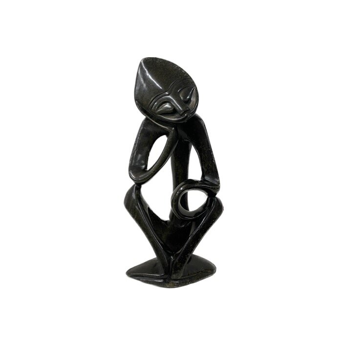 Stenen beeld denker zittend 29 cm zwart