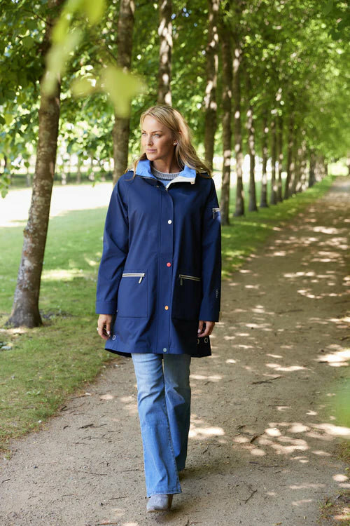 Regn jas Freya donkerblauw, waterdicht, winddicht, en ademend  
