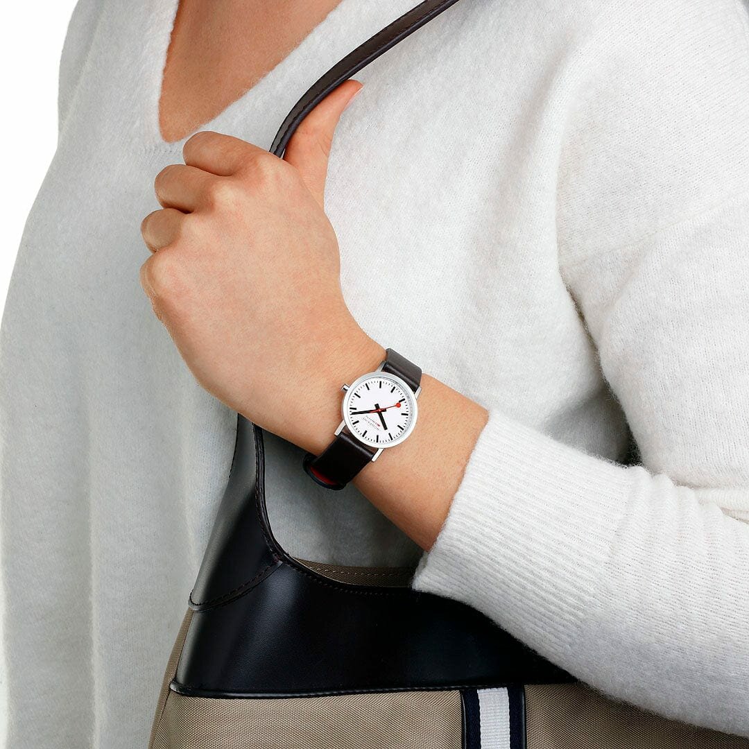 Mondaine Horloge Classic 30 mm glanzend zwarte vegan band