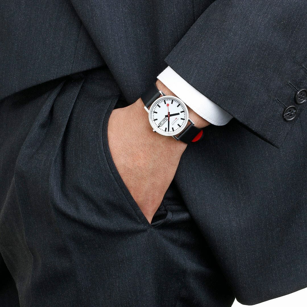 Mondaine Horloge Classic 36 mm glanzend zwarte vegan band