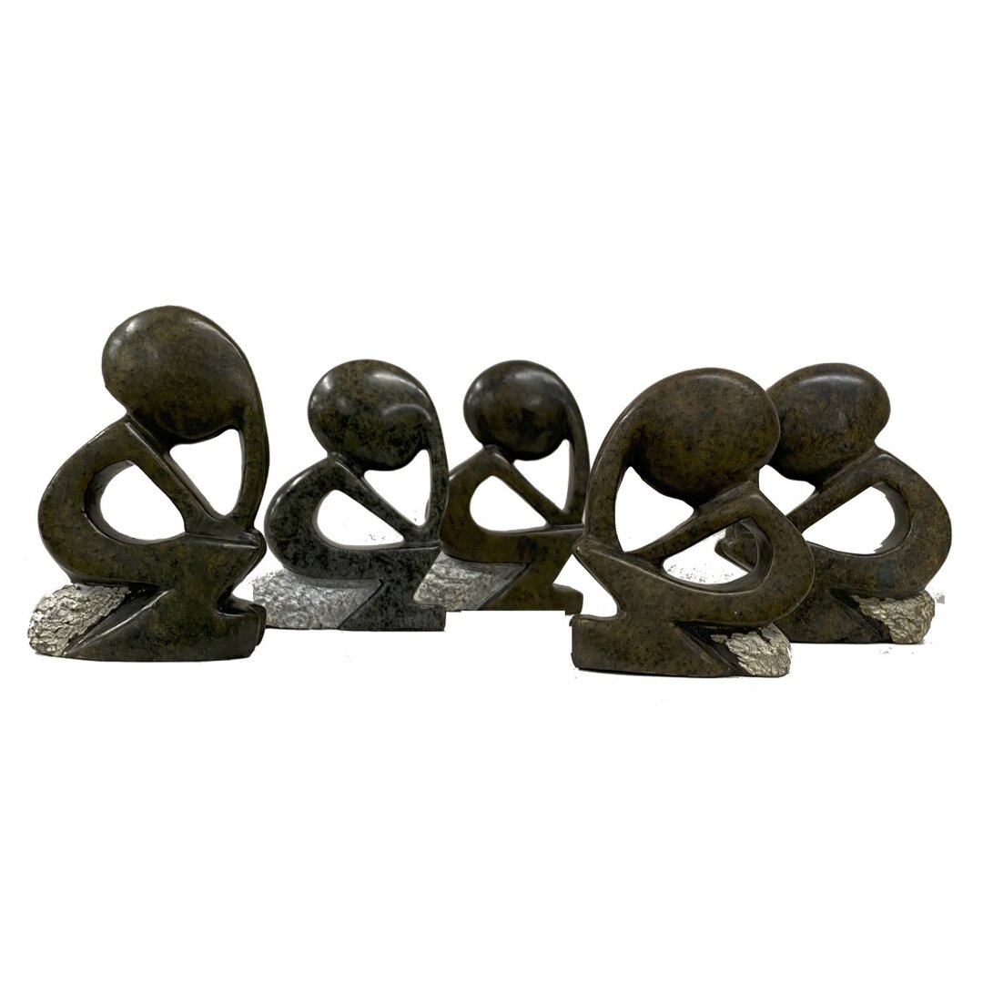 Stenen beeld denker zittend bruin 9 cm