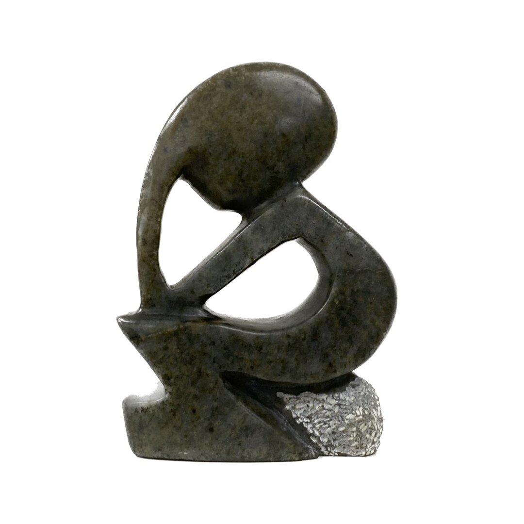 Stenen beeld denker zittend groen 9 cm