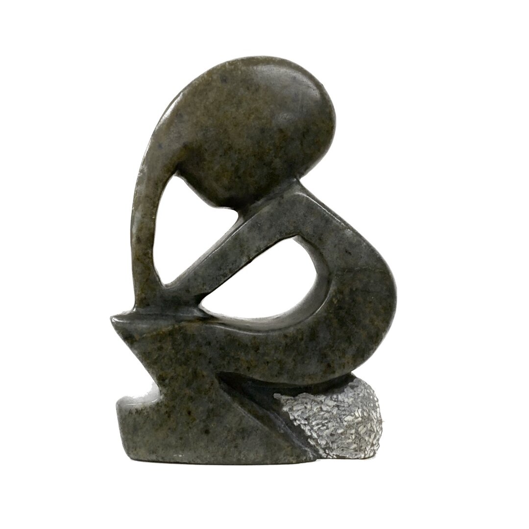 Stenen beeld denker zittend bruin 9 cm