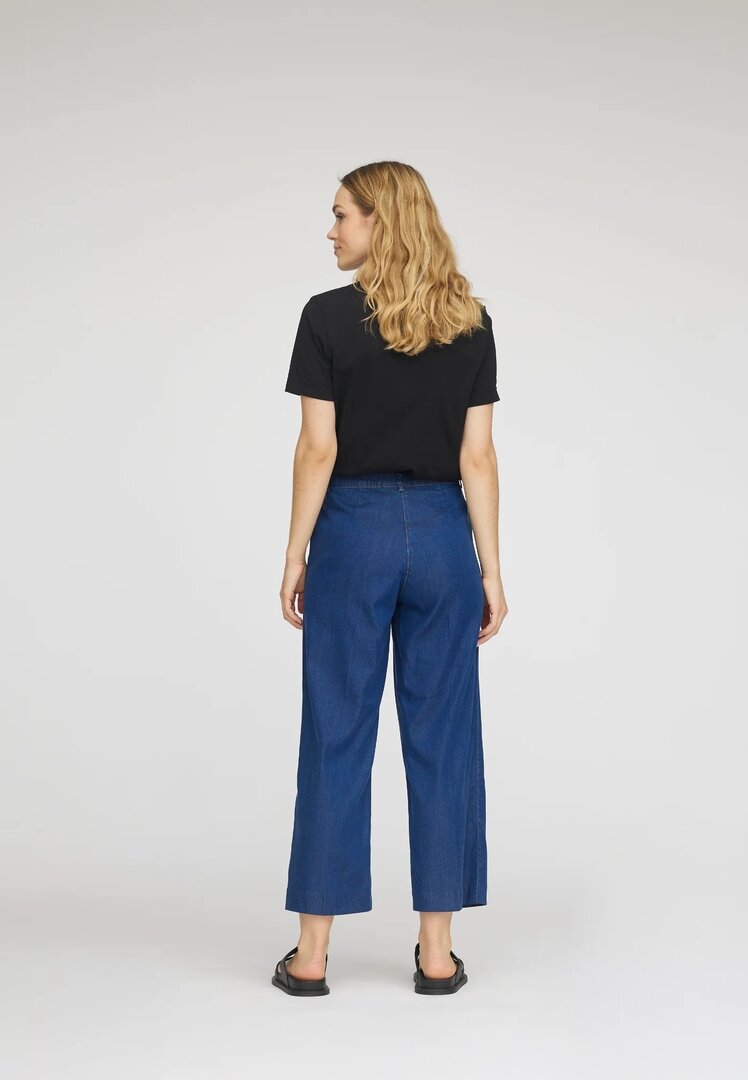 Laurie trousers, model Phoebe Loose Cropped medium blue denim 100605-44506