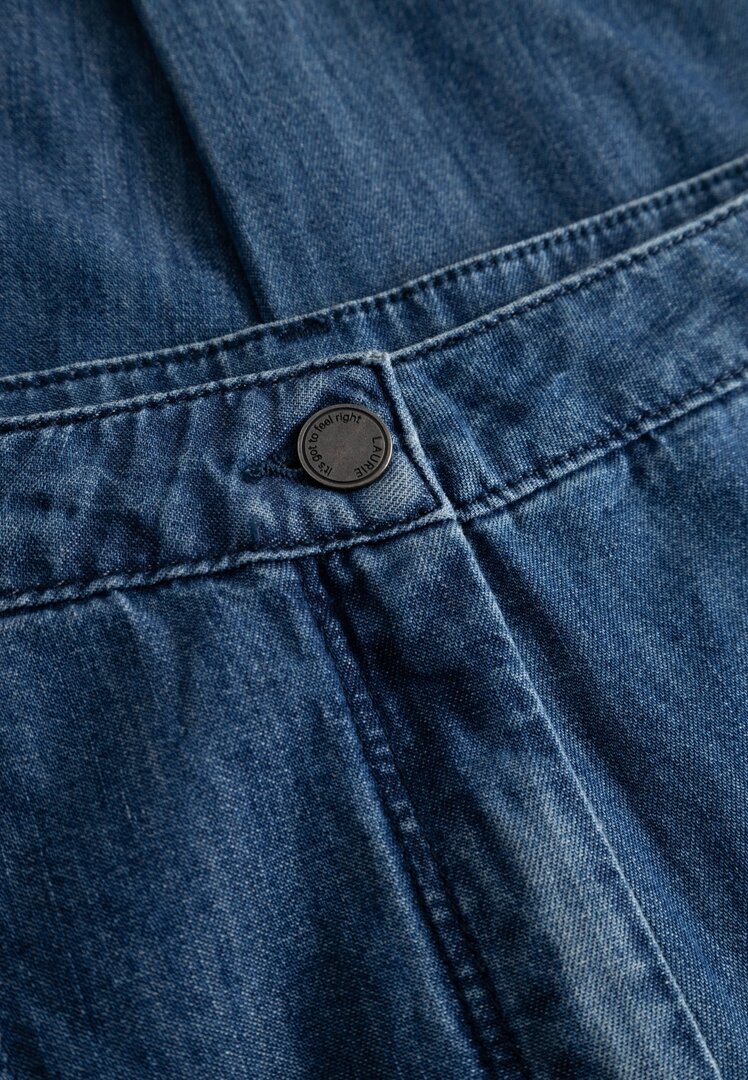 Laurie trousers, model Camille Straight Cropped blue denim 101278-49601