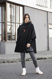 Blaest Poncho model Bergen zwart