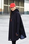 Blaest Poncho model Bergen zwart