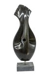 Stenen beeld uniek vogel, Stretching bird op sokkel, Tengenenge stenen dier