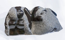 Stenen tuinbeeld ruwe steen, liefdespaar, familie, vrienden 2 personen. 26 cm hoog, zwart/grijs