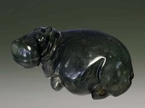 Stenen tuinbeeld uniek nijlpaard liggend, Hippo, stenen dier groen