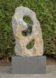 Stenen beeld ruwe lover familie 2 personen, 89 cm hoog, groen