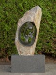 Stenen beeld ruwe lover familie 3 personen, 2 ouders en 1 kind, 89 cm hoog, groen