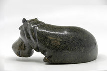 Stenen beeld nijlpaard liggend 1 dier, 10 cm hoog, zwart