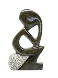 Stenen beeld denker zittend abstract 1 persoon, 11 cm hoog, groen