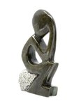 Stenen beeld denker zittend abstract 1 persoon, 11 cm hoog, groen