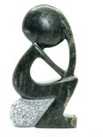Stenen beeld denker zittend abstract 1 persoon, 13 cm hoog, groen
