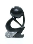Stenen beeld denker zittend abstract 1 persoon, 12 cm hoog, zwart