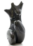 Stenen beeld torso knielend 1 persoon, 21 cm hoog, zwart