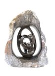 Stenen beeld ruw, gezin en familie 4 personen. Vader, moeder, ouders en 2 kinderen. 21 cm hoog. Zwart/grijs/bruin
