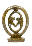 Stenen beeld ring lover familie twee personen 19 cm hoog, bruin