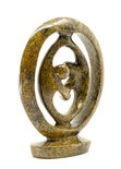Stenen beeld ring lover familie twee personen 19 cm hoog, bruin