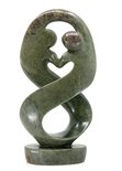 Stenen beeld twisted lover familie twee personen 25 cm hoog, groen