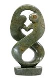 Stenen beeld twisted lover familie twee personen 25 cm hoog, groen