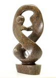 Stenen beeld twisted lover familie twee personen 20 cm hoog, groen