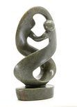 Stenen beeld twisted lover familie twee personen 21 cm hoog, groen