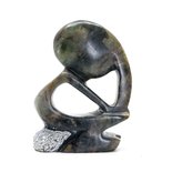 Stenen beeld denker zittend abstract 1 denkend persoon, 7 cm hoog, groen
