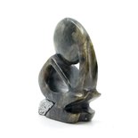 Stenen beeld denker zittend abstract 1 denkend persoon, 7 cm hoog, groen
