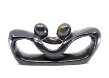 Stenen beeld pulling lovers twee personen 9 cm hoog, zwart