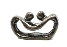 Stenen beeld pulling lovers twee personen 5 cm hoog, bruin