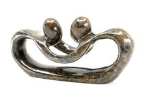 Stenen beeld pulling lovers twee personen 7 cm hoog, bruin
