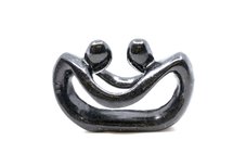 Stenen beeld pulling lovers twee personen 5 cm hoog, zwart