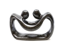 Stenen beeld pulling lovers twee personen 6 cm hoog, zwart