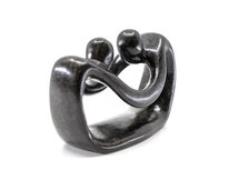 Stenen beeld pulling lovers twee personen 6 cm hoog, zwart