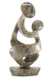 Stenen beeld moeder en kind 17 cm hoog, groen