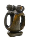 Stenen beeld groep vier personen 16 cm hoog, kleur bruin