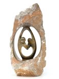 Stenen beeld ruwe lover familie 2 personen, 29 cm hoog, bruin