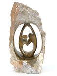Stenen beeld ruwe lover familie 2 personen, 29 cm hoog, bruin